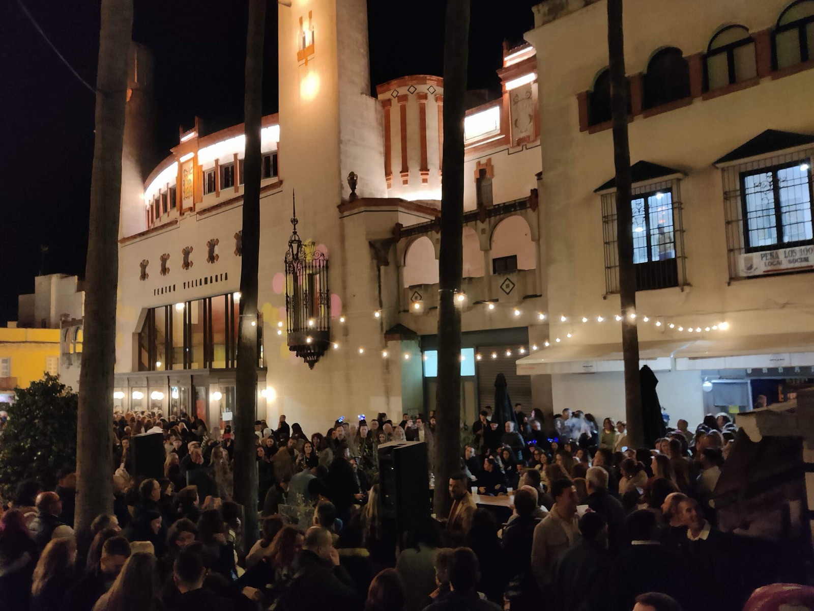 Ambiente de Navidad en el centro de Jerez de la Frontera una noche de diciembre de 2025