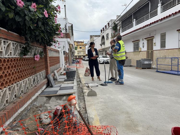 Image for the story: San Roque renews the sidewalk on calle Perdiz, in la Estación