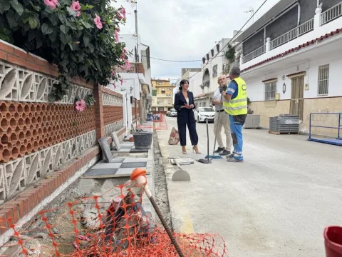 Image for the story: San Roque renews the sidewalk on calle Perdiz, in la Estación
