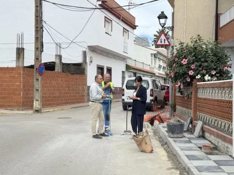 Image for the story: San Roque renews the sidewalk on calle Perdiz, in la Estación