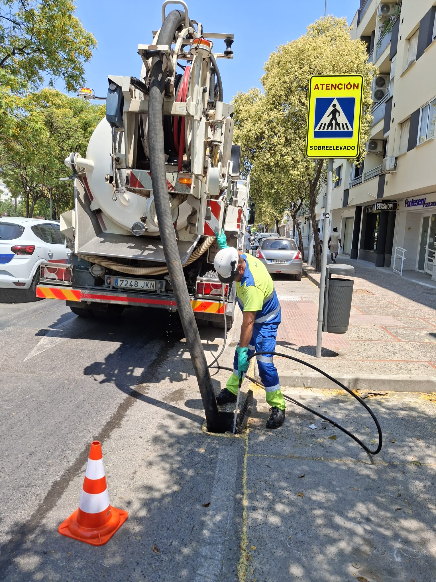 Image for the story: Aquajerez reinforces the cleaning of storm drains ahead of the arrival of autumn rains