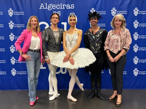 Image for the story: The Kiev International Ballet performs "Swan Lake" at the Teatro Florida
