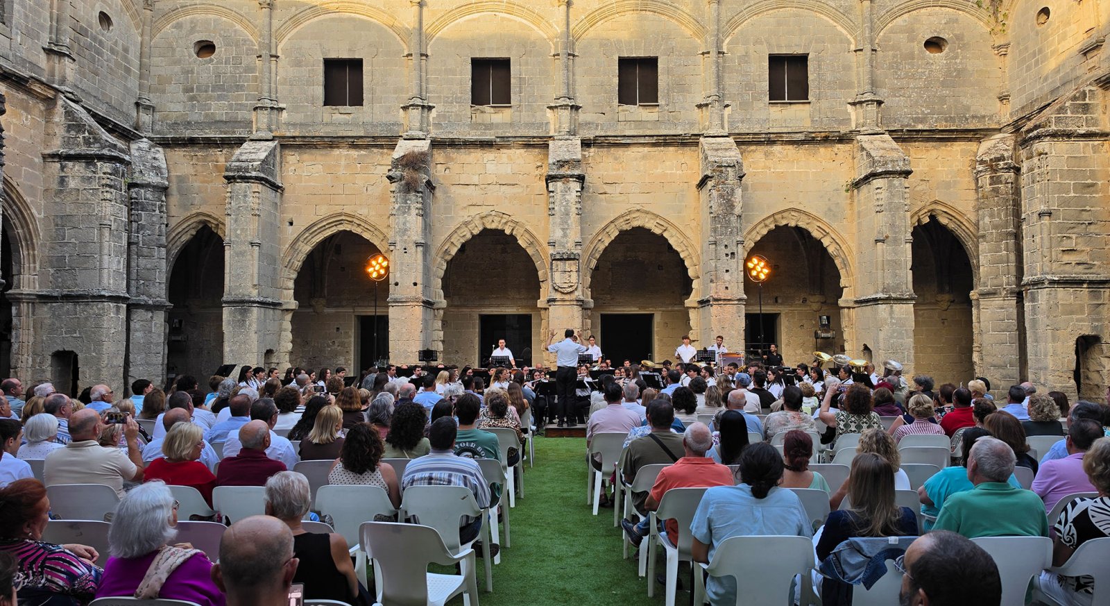 Imagen de la noticia: El Monasterio de la Victoria acoge un concierto de la Banda Maestro Dueñas ante 300 personas