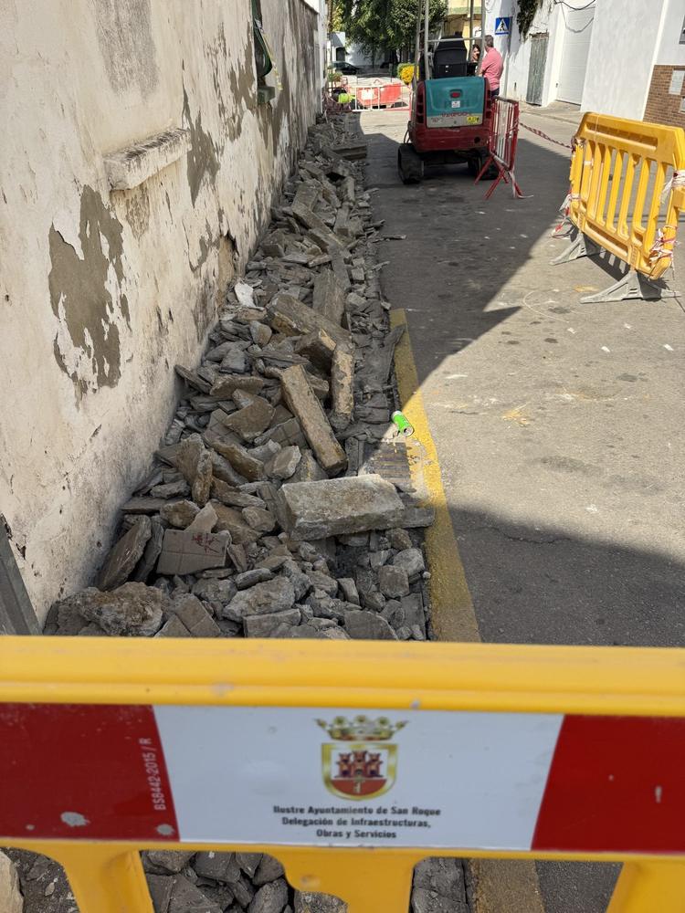 Imagen de la noticia: San Roque renueva el acerado de la calle Juan XXIII de Campamento