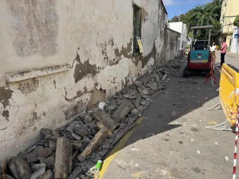 Imagen de la noticia: San Roque renueva el acerado de la calle Juan XXIII de Campamento