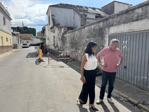 Imagen de la noticia: San Roque renueva el acerado de la calle Juan XXIII de Campamento