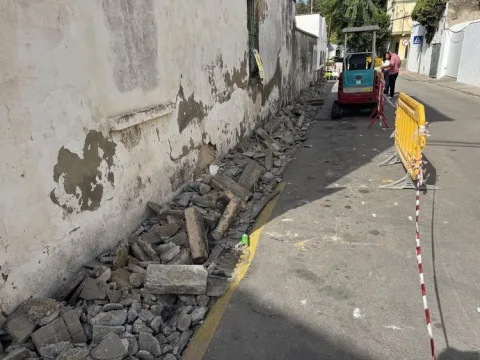 Imagen de la noticia: San Roque renueva el acerado de la calle Juan XXIII de Campamento