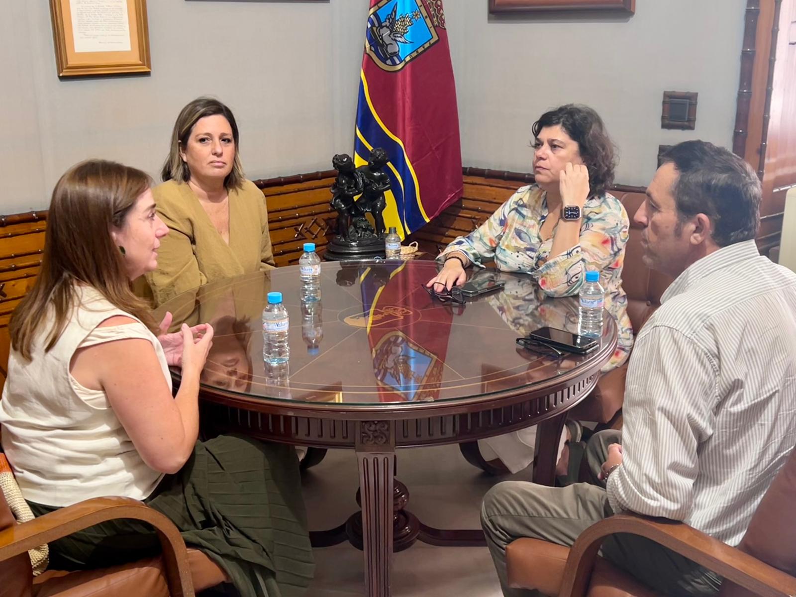Imagen de la noticia: La AECC y el Ayuntamiento de Sanlúcar estudian ampliar la atención a pacientes oncológicos