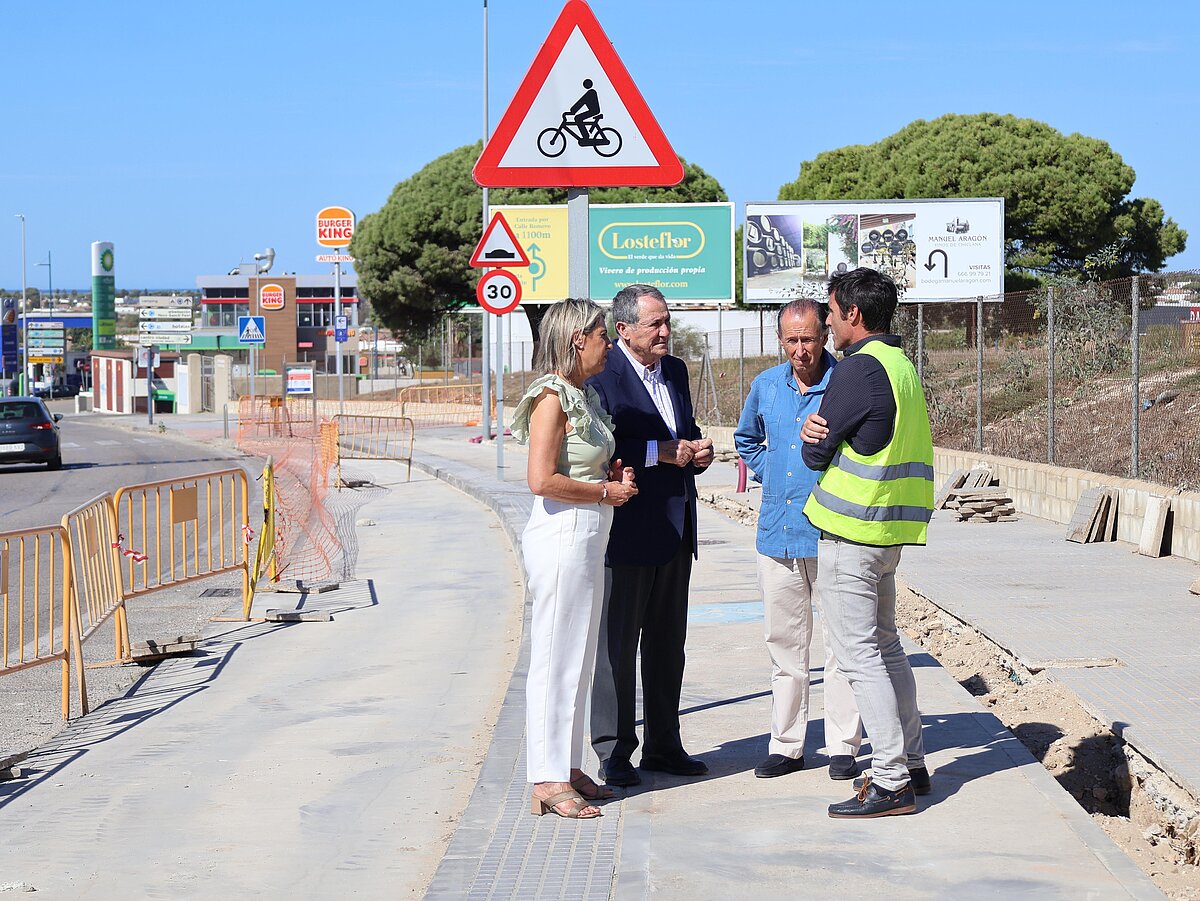 Image for the story: Chiclana installs 22 streetlights on the Las Lagunas road for 48,000 euros