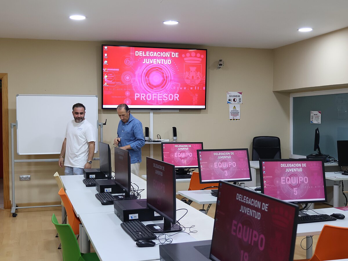 Imagen de la noticia: El Centro Box renueva su sala de Informática con 23 ordenadores nuevos