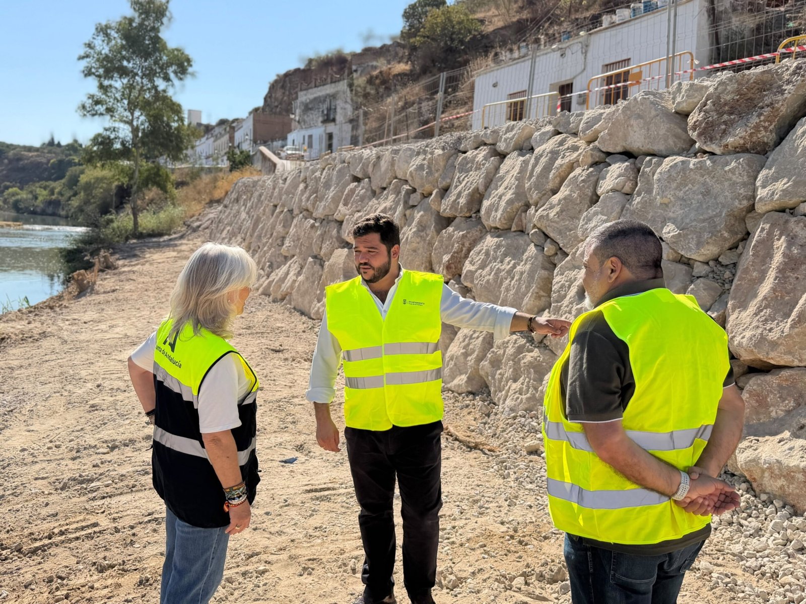 Imagen de la noticia: La Junta continúa los trabajos de recuperación del talud de la calle Callao, en Arcos