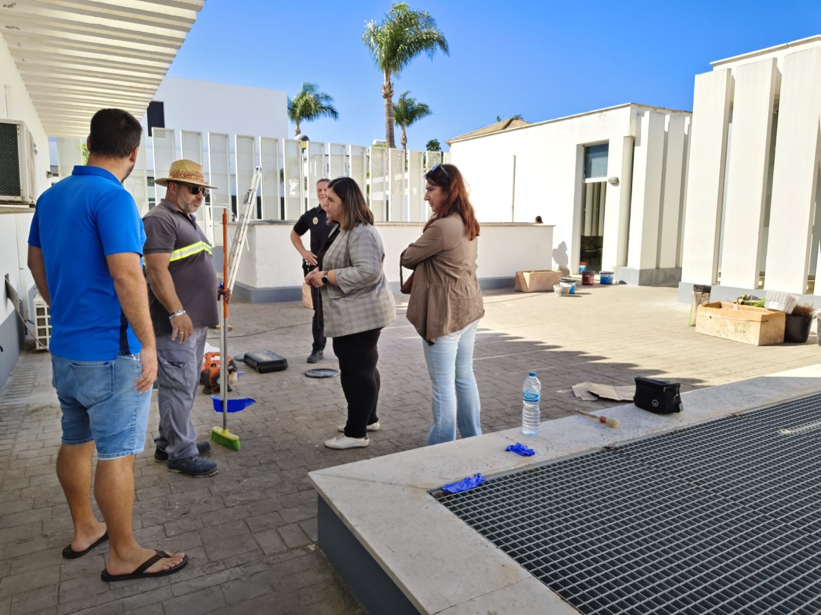 Imagen de la noticia: Conil repara humedades y reorganiza el garaje de la Jefatura de la Policía Local