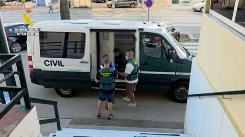 Imagen de la noticia: La Guardia Civil interviene 405 garrafas de combustible para narcos en Cádiz en lo que va de año