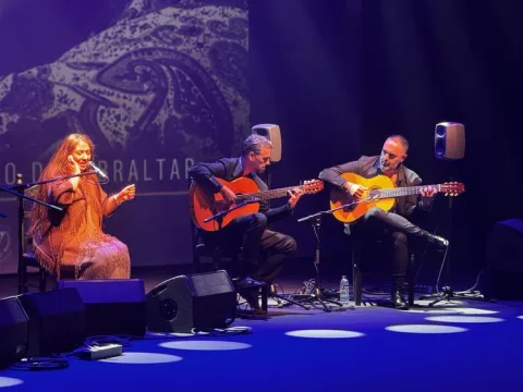 Imagen de la noticia: Esperanza Fernández, Montse Cortés y Antonio Reyes llenan el Teatro Galiardo en la Bienal de San Roque