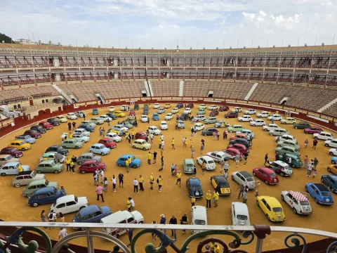 Image for the story: Seat 600s pose for the first time in a bullring, in El Puerto's
