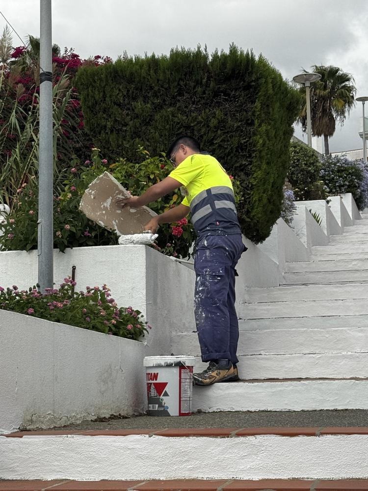 Image for the story: San Roque paints passages and street furniture in Guadiaro and Torreguadiaro before the rains