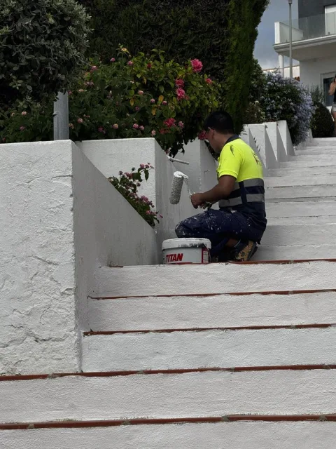 Image for the story: San Roque paints passages and street furniture in Guadiaro and Torreguadiaro before the rains