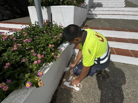 Image for the story: San Roque paints passages and street furniture in Guadiaro and Torreguadiaro before the rains