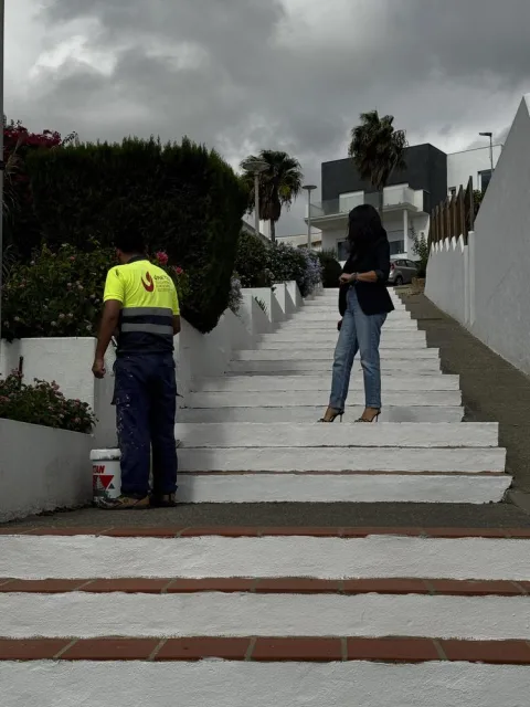 Image for the story: San Roque paints passages and street furniture in Guadiaro and Torreguadiaro before the rains
