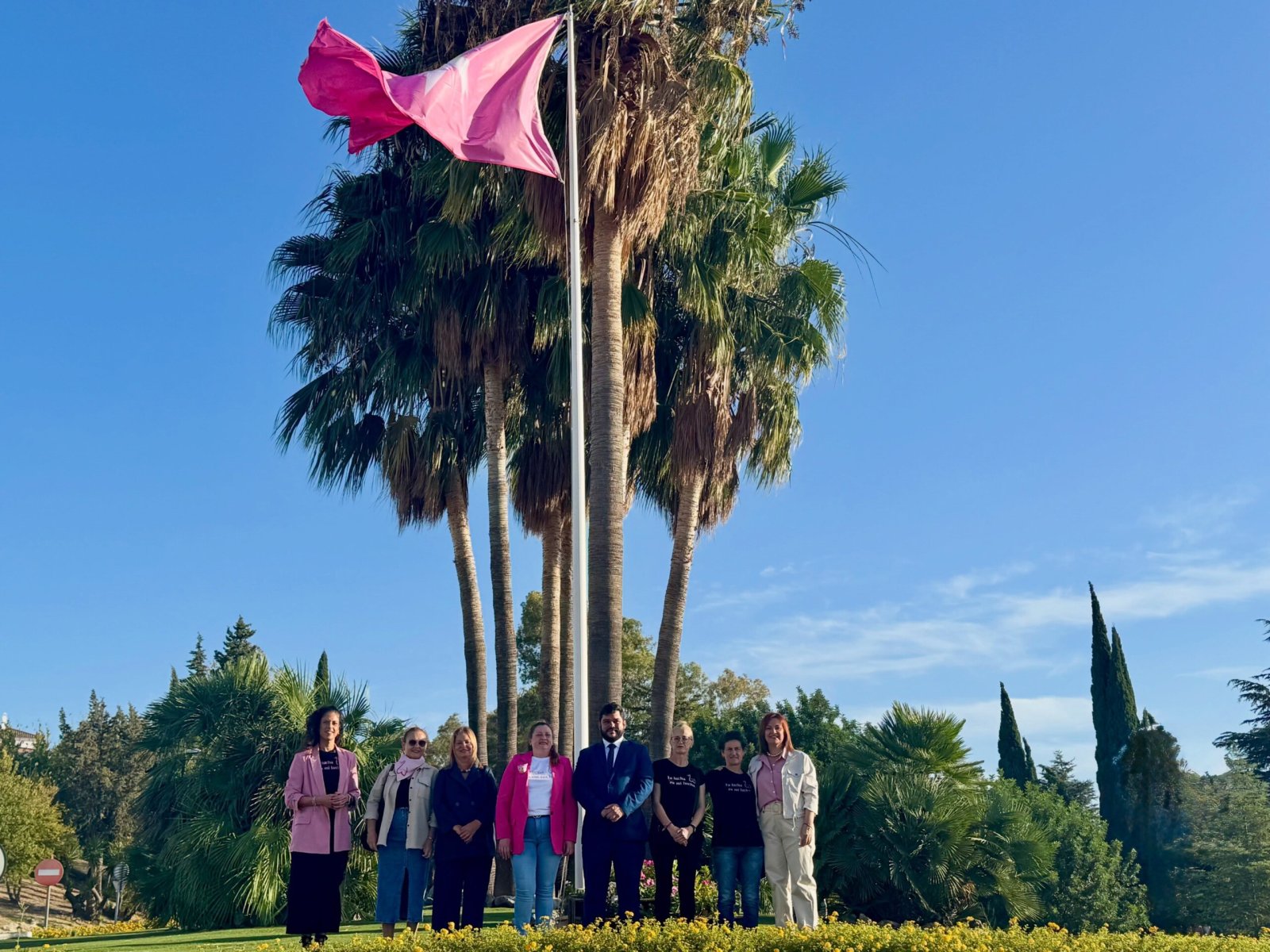 Imagen de la noticia: Arcos reafirma su apoyo a las mujeres con cáncer de mama y reconoce siete años de labor de ACAMAR