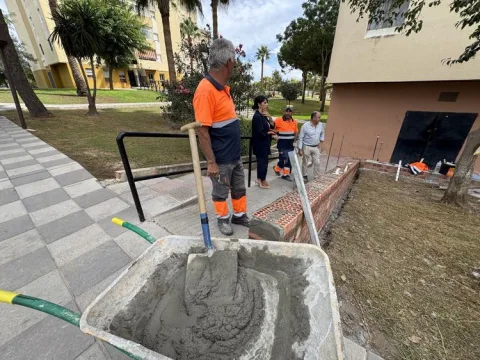 Imagen de la noticia: San Roque renueva el acerado y el ajardinamiento junto a la plaza de Miraflores