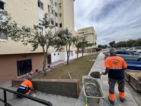 Imagen de la noticia: San Roque renueva el acerado y el ajardinamiento junto a la plaza de Miraflores