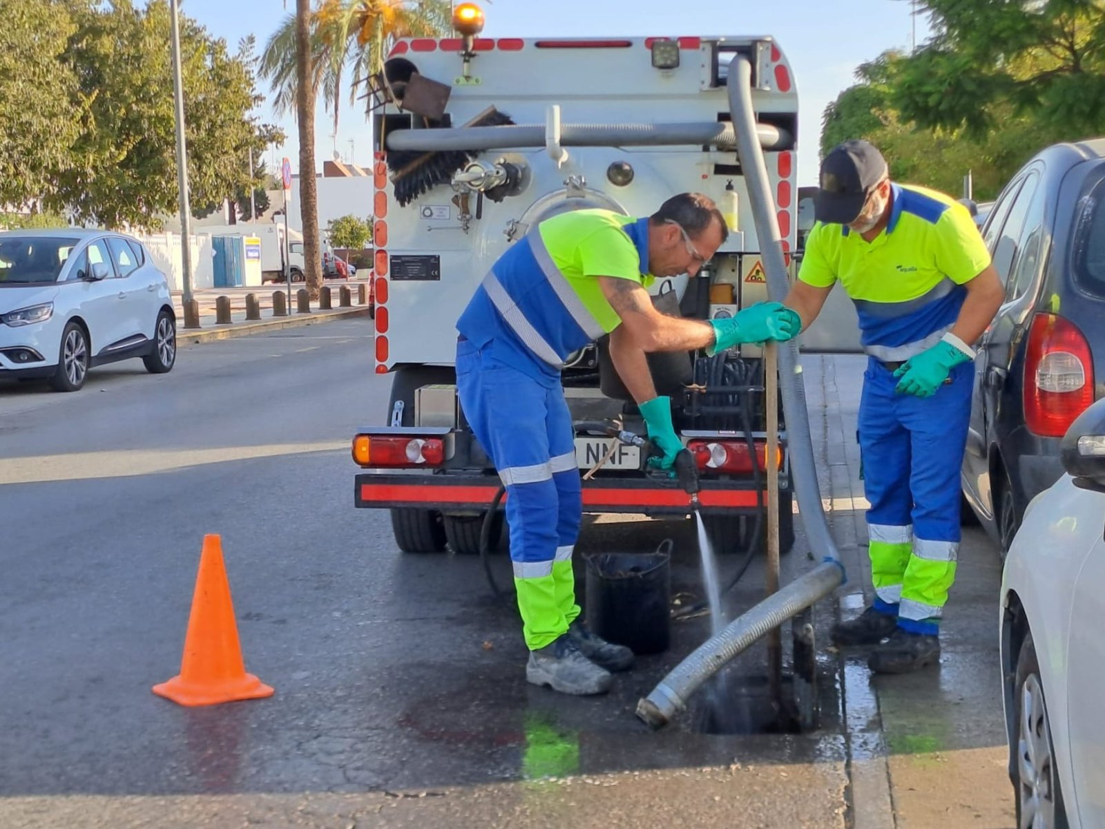 Imagen de la noticia: Aqualia limpia imbornales y saneamientos en El Palomar antes de las lluvias