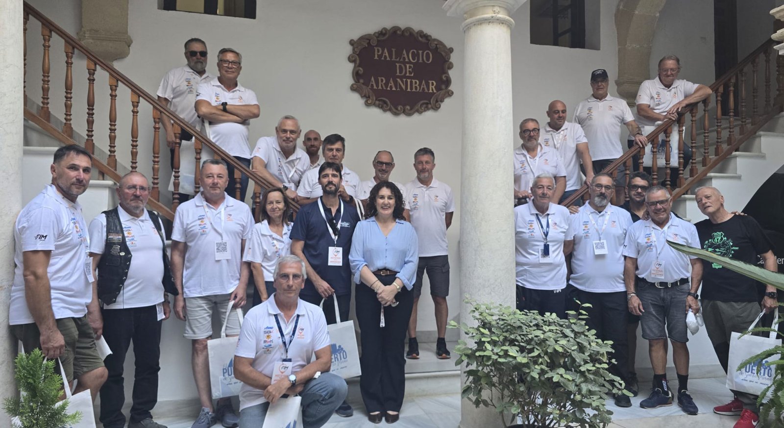 Imagen de la noticia: El Puerto guía a un grupo internacional de mototurismo por su patrimonio