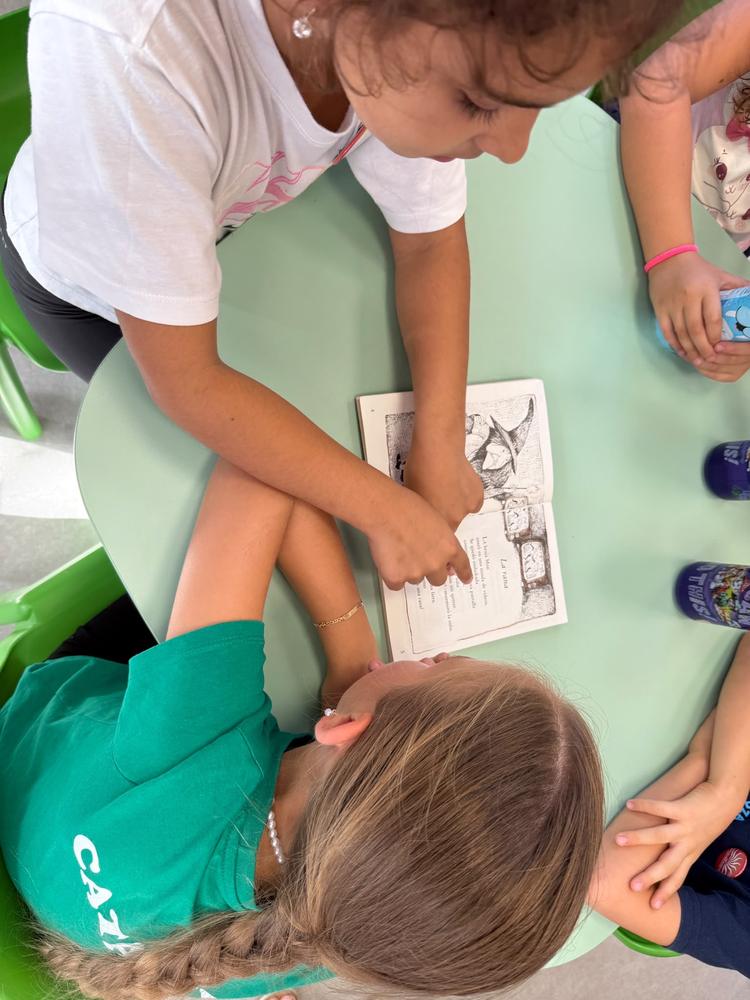 Sesión de 'Leemos juntos' en la Biblioteca de Campamento