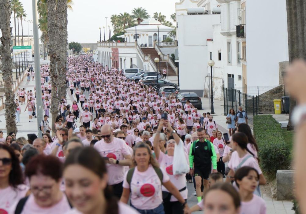 Imagen de la noticia: Más de 4.000 personas tiñen de rosa Rota en la X Carrera y Marcha Solidaria de ROLUCAN