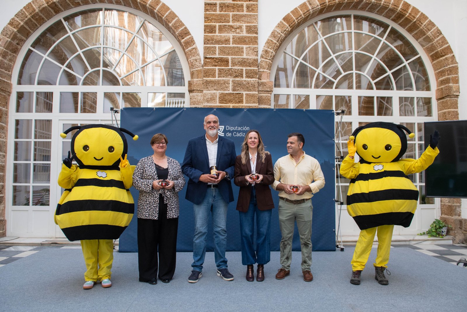 Imagen de la noticia: Almudena Martínez será la madrina de honor de la Feria de la Apicultura de Prado del Rey