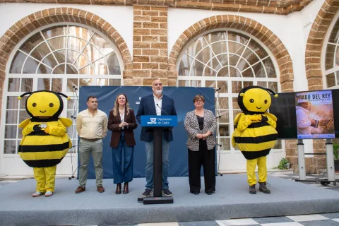Imagen de la noticia: Almudena Martínez será la madrina de honor de la Feria de la Apicultura de Prado del Rey