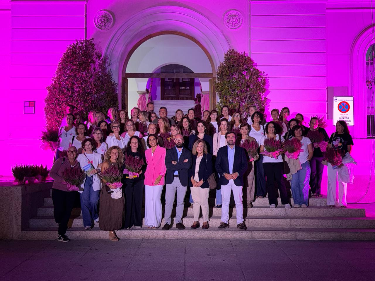 Imagen de la noticia: El Ayuntamiento de El Puerto ilumina de rosa el Consistorio y la fuente del Polvorista por el Día del Cáncer de Mama