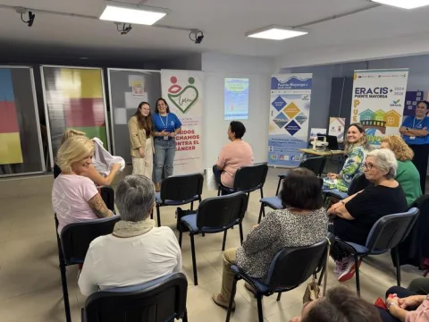 Imagen de la noticia: Apron reúne a una veintena de mujeres en Puente Mayorga para hablar del cáncer de mama