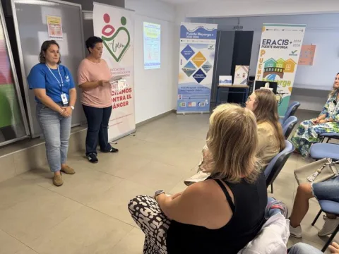 Imagen de la noticia: Apron reúne a una veintena de mujeres en Puente Mayorga para hablar del cáncer de mama