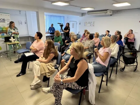 Imagen de la noticia: Apron reúne a una veintena de mujeres en Puente Mayorga para hablar del cáncer de mama