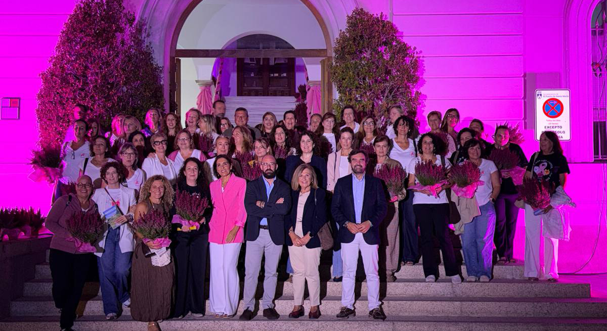 Imagen de la noticia: El Puerto amplía la iluminación rosa a la fuente del Polvorista durante toda la semana