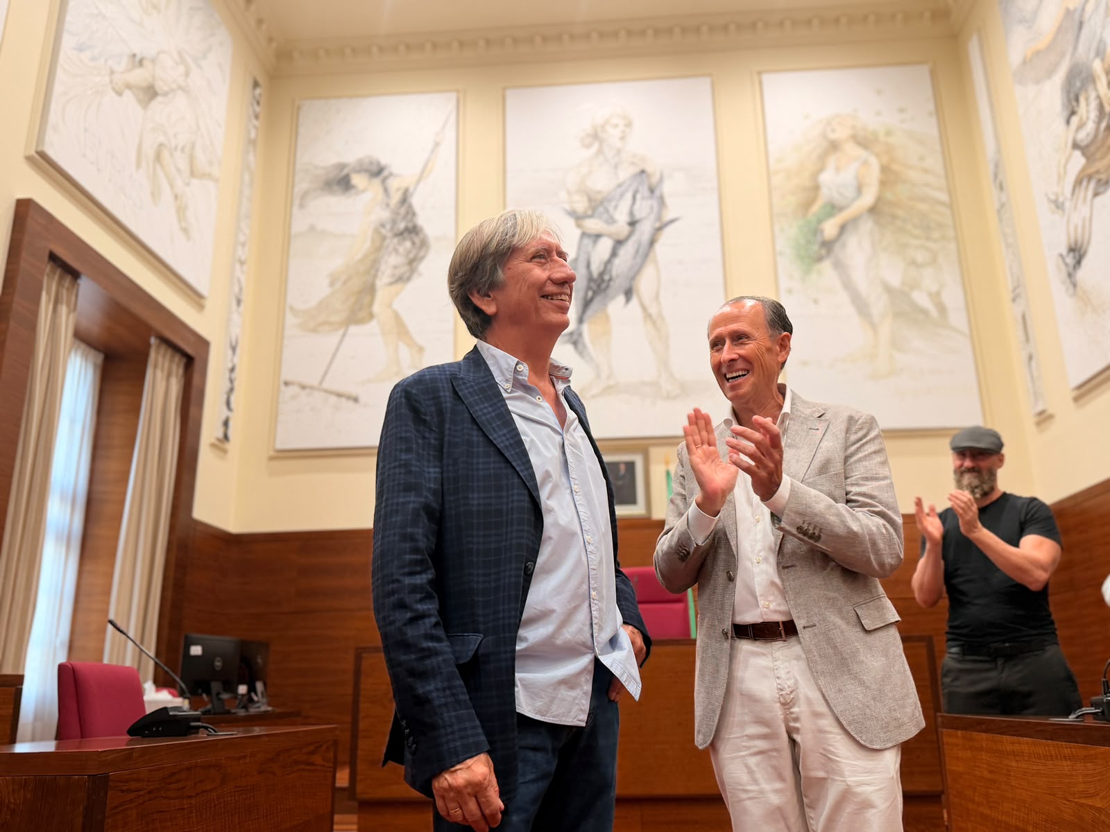 Imagen de la noticia: El Salón de Plenos de Chiclana estrena 19 frescos sobre su historia y sus costumbres