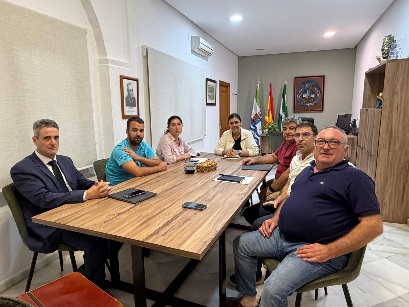 Imagen de la noticia: Conil y La Zorrera acuerdan mejoras en el polígono con aparcamiento y conexión al carril bici