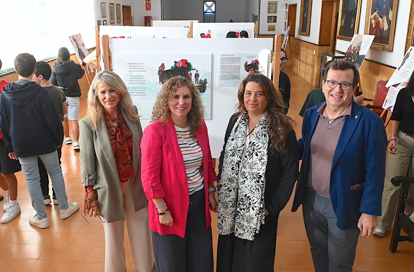 Imagen de la noticia: El IES Coloma acoge una exposición sobre 42 mujeres que marcaron la historia