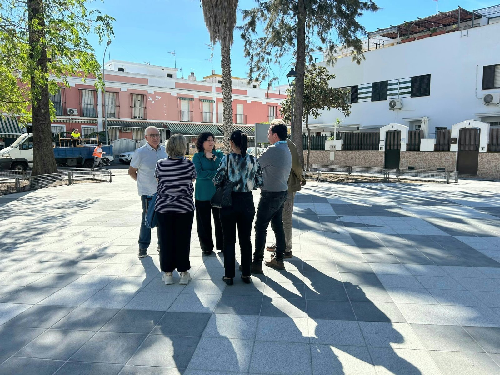 Imagen de la noticia: La plaza Huerta de la Cruz de Sanlúcar estrena acerados, aparcamientos y zonas ajardinadas