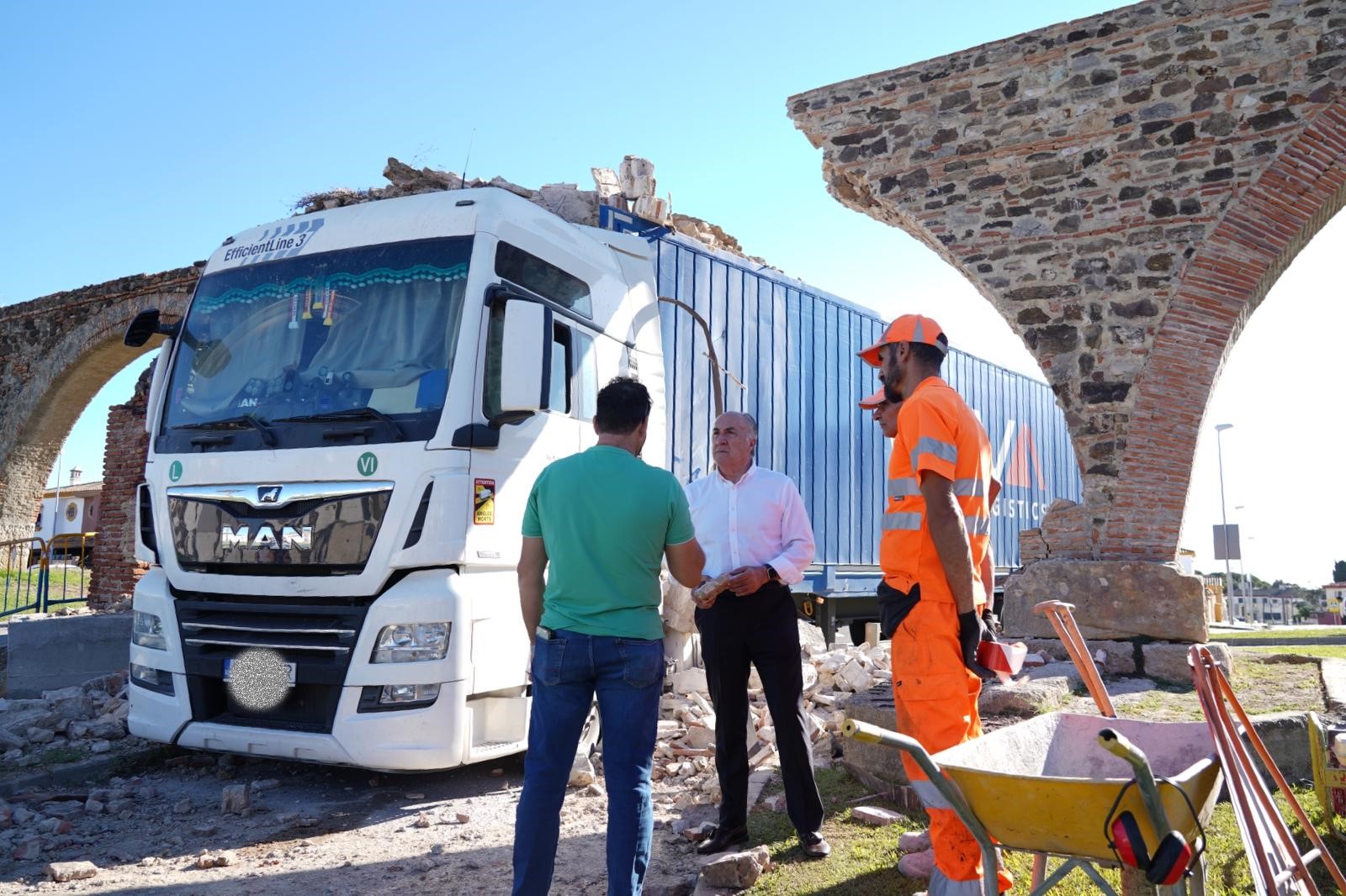Imagen de la noticia: Algeobras reconstruirá el acueducto de los Arcos del Cobre tras el daño de un vehículo