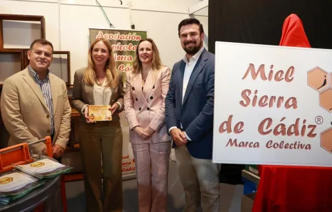 Imagen de la noticia: Almudena Martínez, socia de honor de la Asociación Apícola de la Sierra