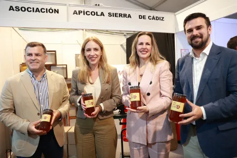 Imagen de la noticia: Almudena Martínez, socia de honor de la Asociación Apícola de la Sierra