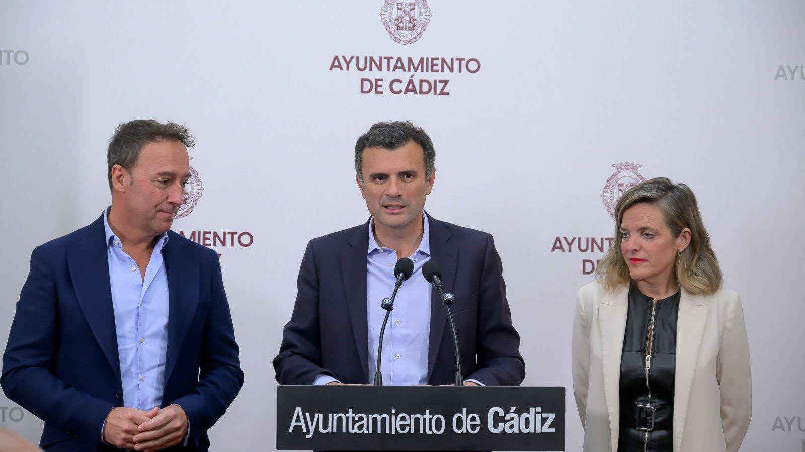 Imagen de la noticia: Dos plazas de la Paz salen a licitación por más de un millón de euros