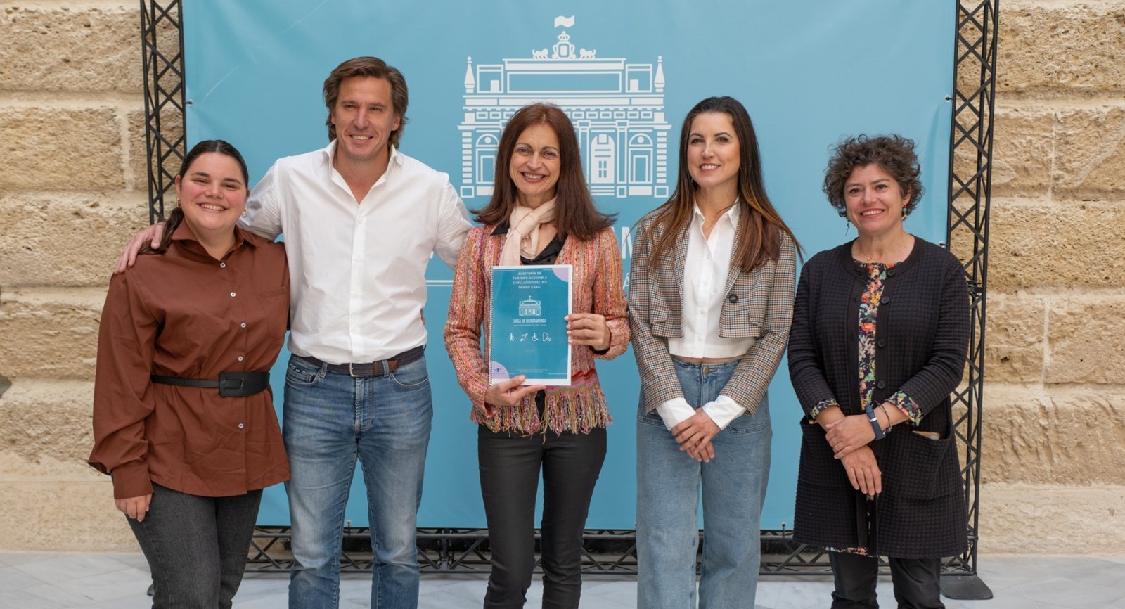 Imagen de la noticia: El IES Drago entrega una auditoría de accesibilidad de la Casa de Iberoamérica