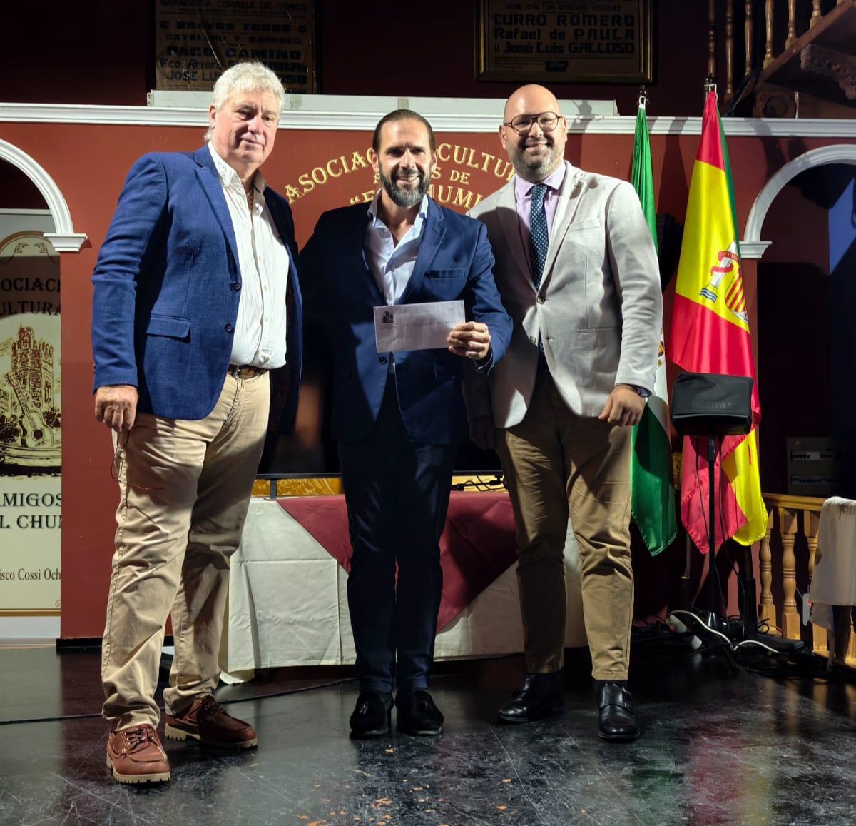 Imagen de la noticia: Ocho entidades sociales reciben los donativos del ciclo flamenco de Amigos del Chumi