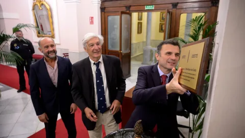 Imagen de la noticia: Cádiz reivindica su Meridiano con una metopa y una escultura