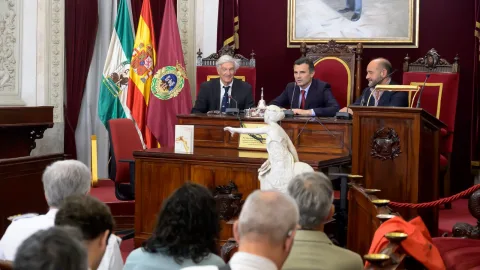 Imagen de la noticia: Cádiz reivindica su Meridiano con una metopa y una escultura