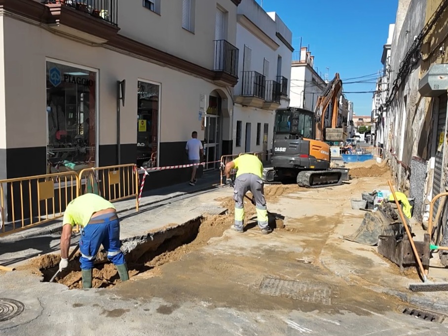 Imagen de la noticia: Sanlúcar renueva 36 metros de saneamiento en la calle San Antonio
